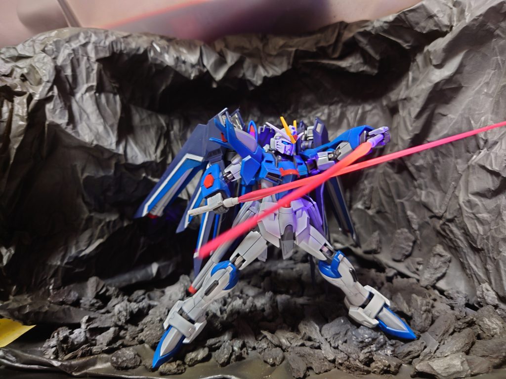 ビームサーベルも蛍光カラー調色の分で塗ってますが、塗り方に迷いが出てます…