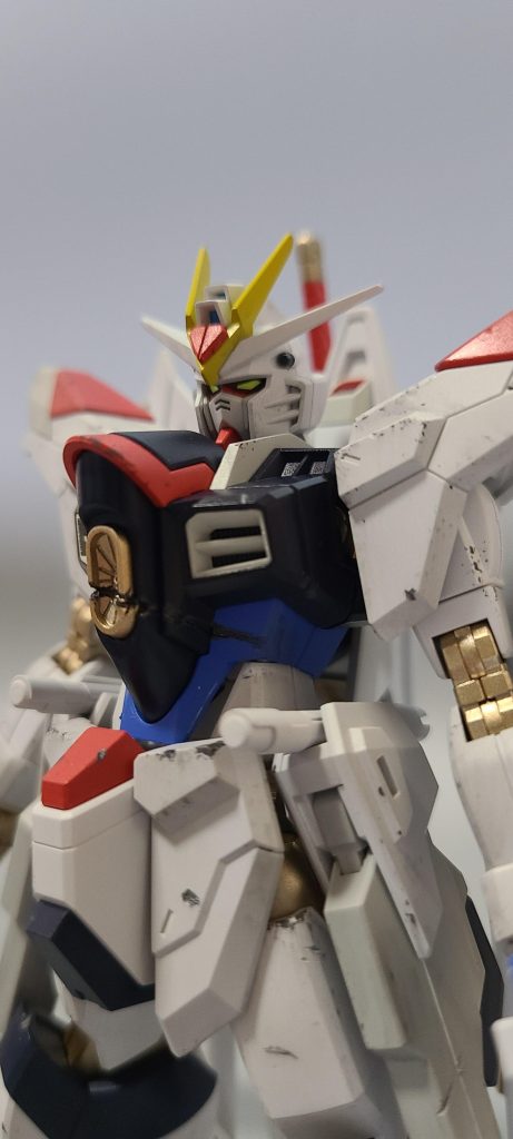 胸部の破損。ニッパー、鉄ヤスリ、ナイフで地道に切り取り、流し込み接着剤を流してなだらかにしました。