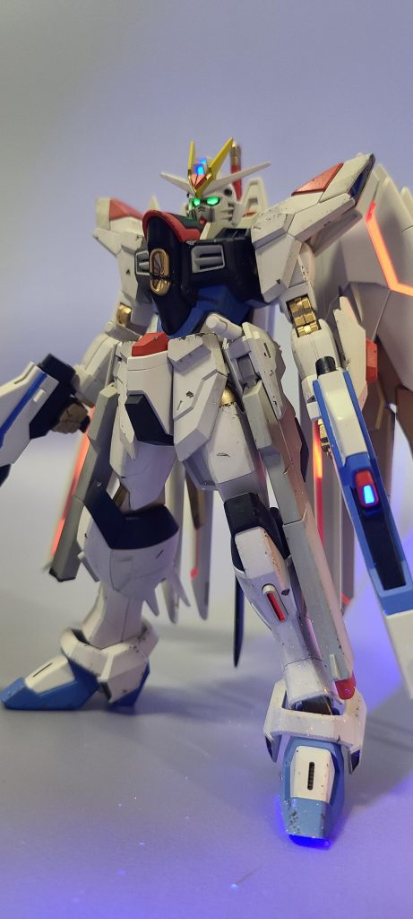 各センサー類を蛍光塗料で塗装しているのでブラックライトで光ります。