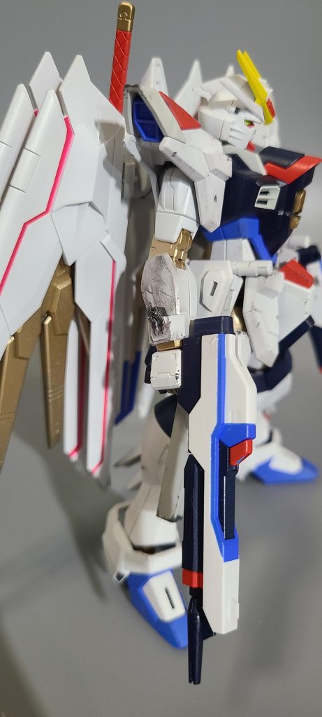 右腕ビームシールド。基部をニッパーで潰し、流し込み接着剤。右レールガンの破損は切り取って瞬間接着剤で形整えてます。