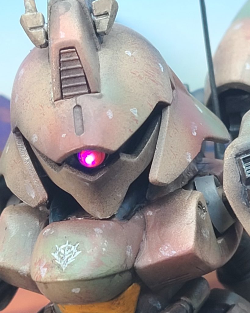 そのままだと首が長すぎると感じたので部品を変えて短縮化してありますが、今度はアゴ先が少し胴体側に当たってしまうので、フォルムを崩さない程度に少しだけ削っています。モノアイは蛍光塗料ではなく、実際に発光しています(ミライト)。