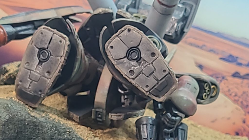 足は、本来のサザビーの形状だとイラストと違って安定感が無いので、同じシリーズのガンダムから流用。ガッツリ肉抜きされてますがプラ板でふさいで、適当なソウルパターンも貼り付けました。バーニアは市販の、大きさの異なる丸ノズルを二つ、それっぽく配置しました。まあ、ほぼ見えないところなので、精度は高くありませんが、雰囲気ということでご勘弁を😅