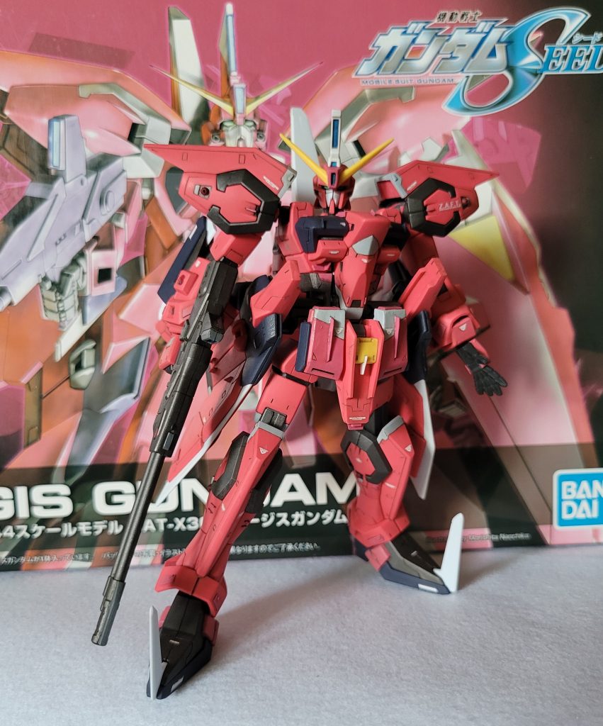 スジボリ、プラ板貼り付けのディテールアップ、部分塗装仕上げです。足を3mm延長、腕を1mm短縮、フロント腰当てを5mm延長、脇腹にHGストライクのパーツを接着しました。