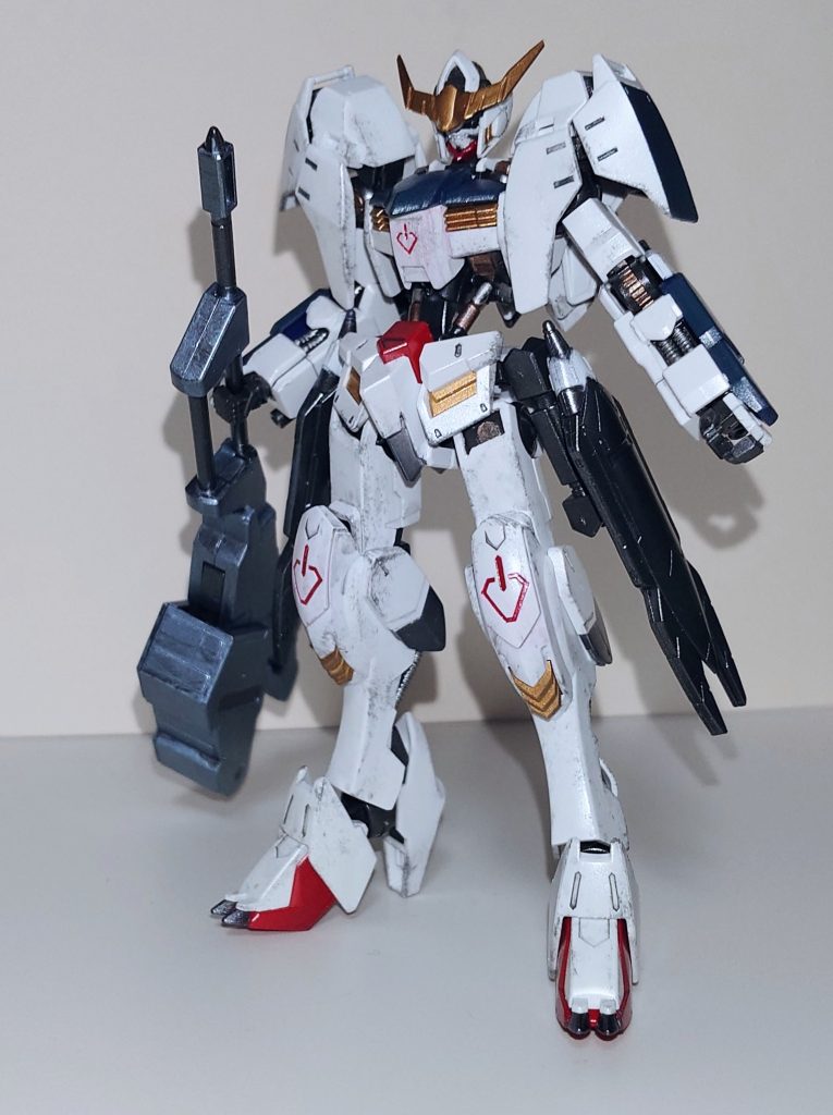 素立ち( 前面)。サクッと組むつもりが、胸部はバンダイエッジを削って鋭角化。太もも上部は開口しています。開口は周辺にピンバイスで穴を開ける定番の方式ではなく、真ん中に3㎜の穴を開けてデザインナイフとヤスリで整形しています。写真だと目立ちませんが、腕にはパーティングラインを残しています。合わせ目も消していません。サクッと組む方針に少しでも戻そうとしたためです。切り上げることも大事。