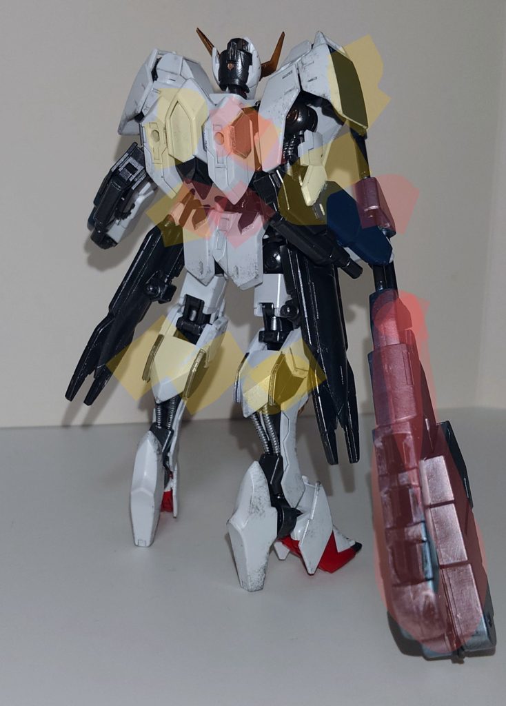 黄色と赤色の部分は色分けされていません。そのうち、黄色はシールが付いている部分、赤色はシールも付いてない部分です。なので、①黄色だけ塗ってシールと同じレベルの色分けをする。②シールを貼って赤だけ塗る。③両方塗る。といった自分の好みに応じて塗装も楽しみやすいです。さらに、良い感じにシリンダーやパイプが目立つ構造だったり、塗り分けやすそうなモールドが掘ってあったりと、楽しみ始めたら手が止まらないキットでした。