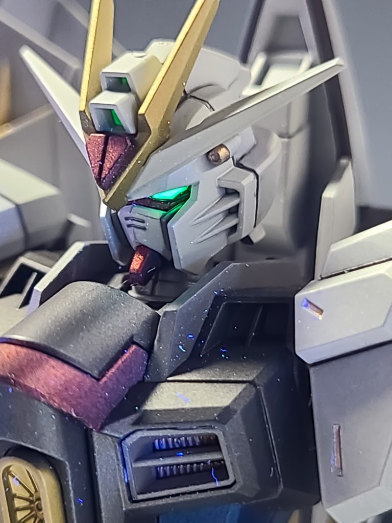 UVライトでツインアイ光ります、ビコーン！