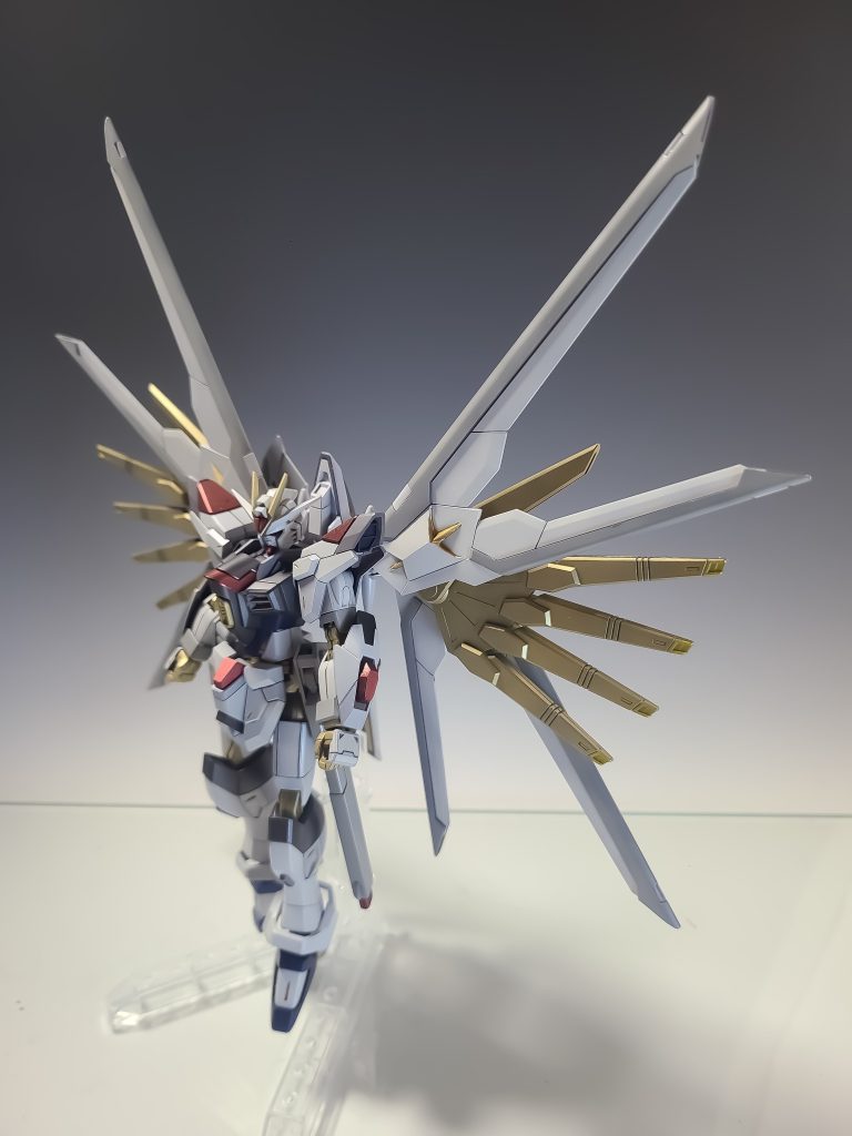 ホワイトをニュートラルグレー等3種類のグレーで色分け+パール塗装しています。また、赤、青、黒はメタリック塗装してます。