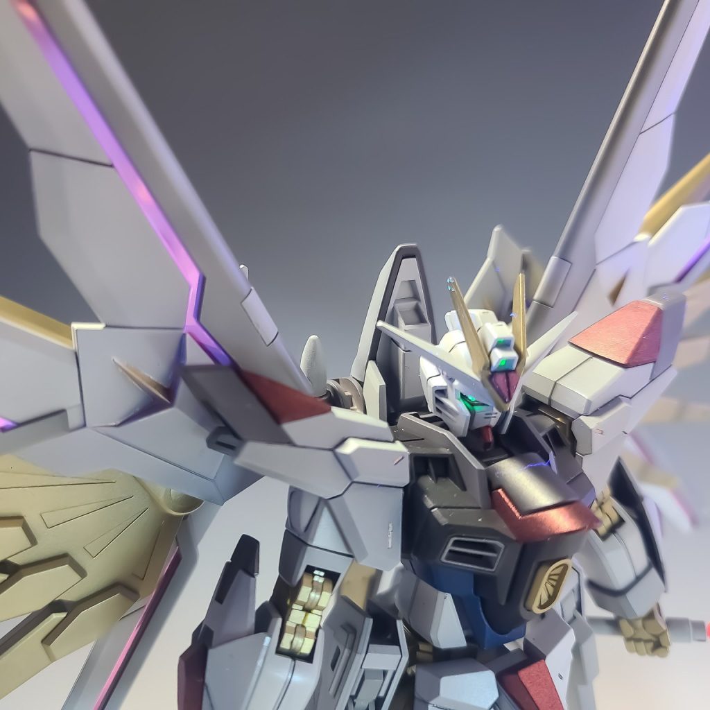 【全塗装】HG マイティストライクフリーダム 【ブラックキャンディ塗装】台座付き 全塗装】HG マイティストライクフリーダム 【ブラックキャンディ塗装