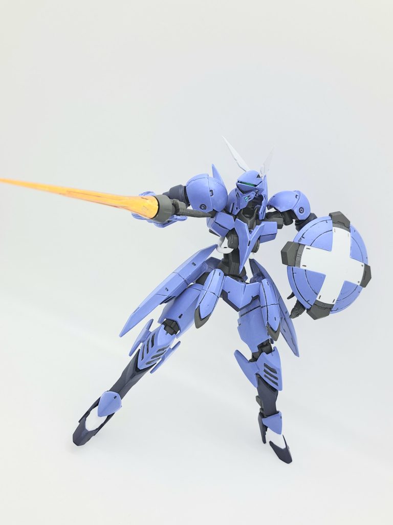 ブレードアンテナをシャープ化、そしてあまり大きく写っていませんが、背中の角二本と胸装甲も尖らせています