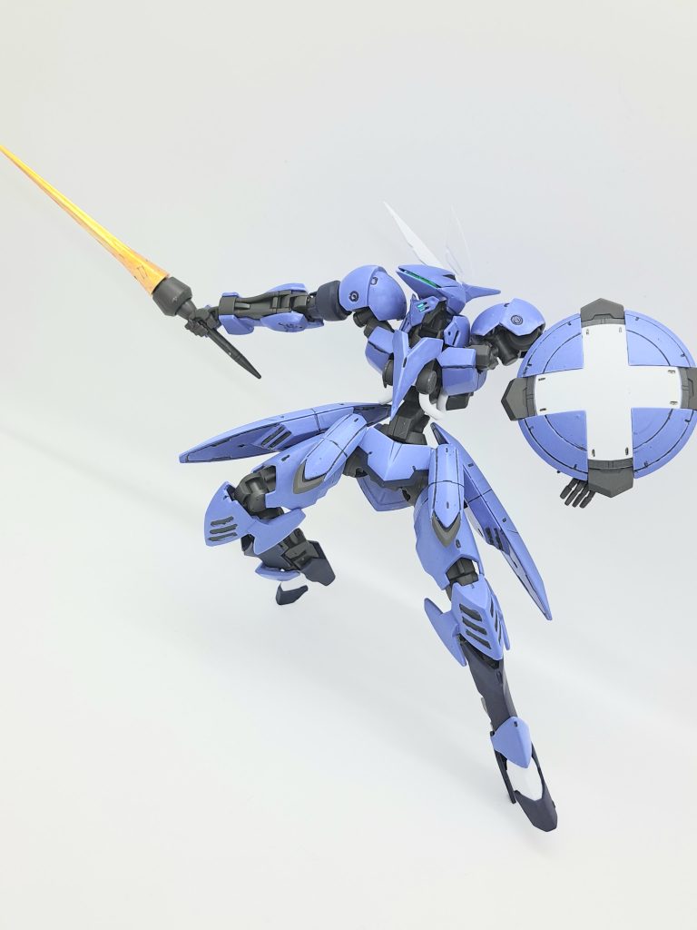 レイピアの剣身はガンダムマーカーで塗装し、光沢トップコートを吹いています