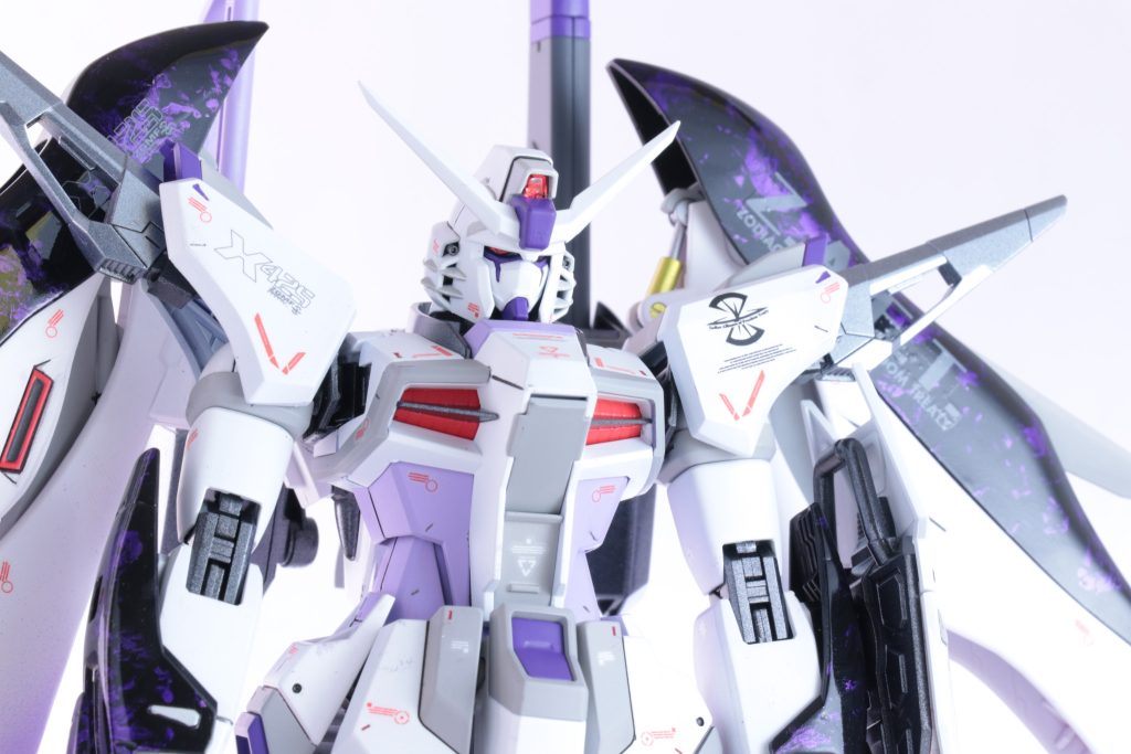 ツインアイやカメラ類はメタリックテープを貼ってUVレジンでコーティング