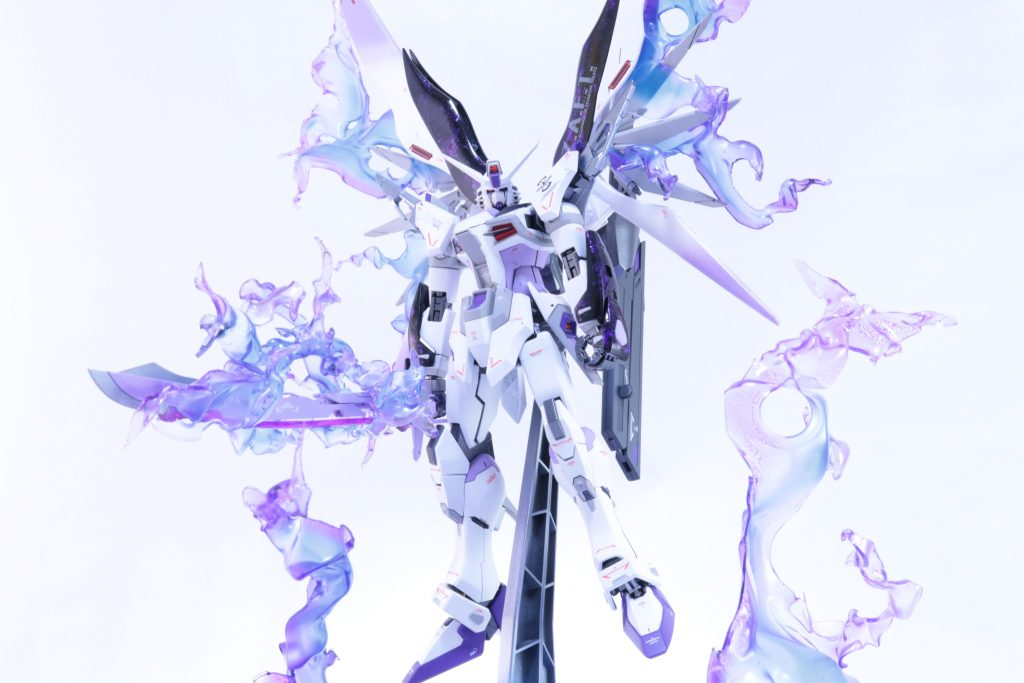 光の翼を炎に変えたいという安直な理由から制作が始まりました。