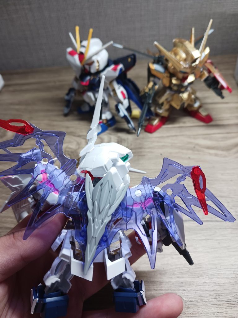 この羽かっこいいですね！くびがとれそうになってるwwwジェットのところを金色にするとかっこいい