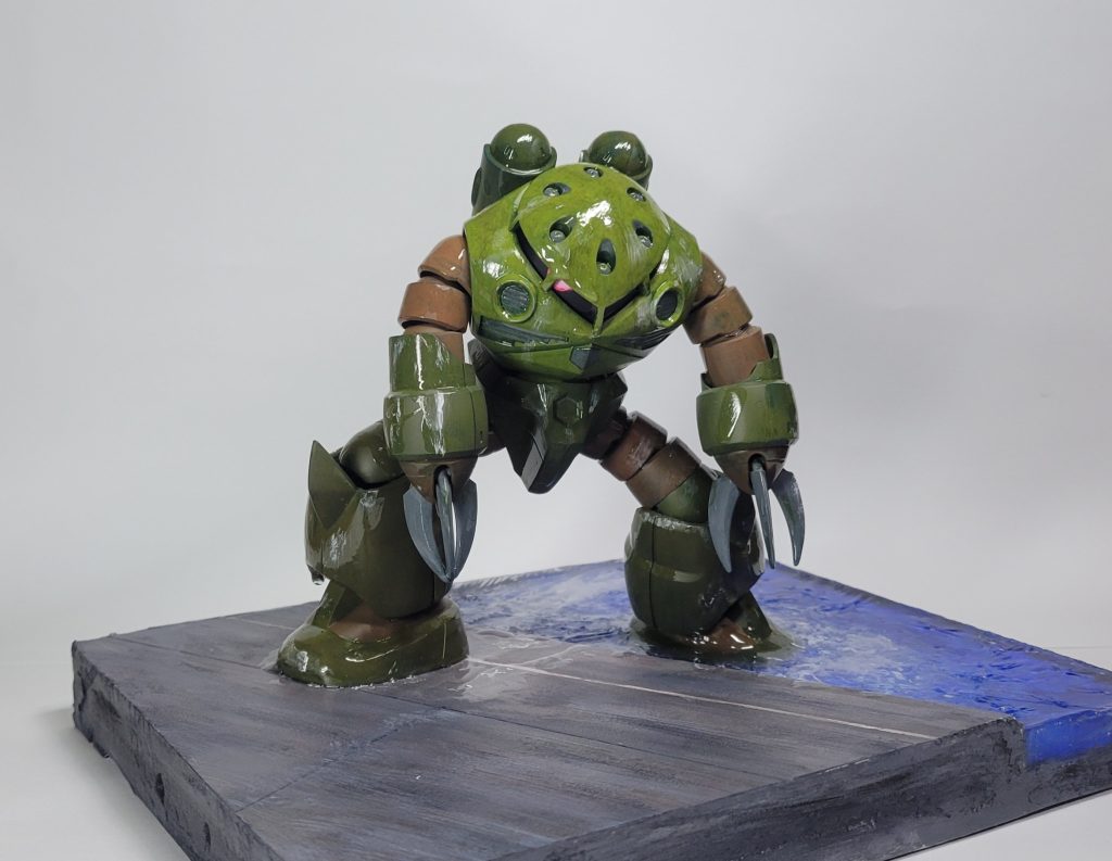 モノアイも筆塗りで光っているようにグラデーションをかけました。それっぽくなっているかな。