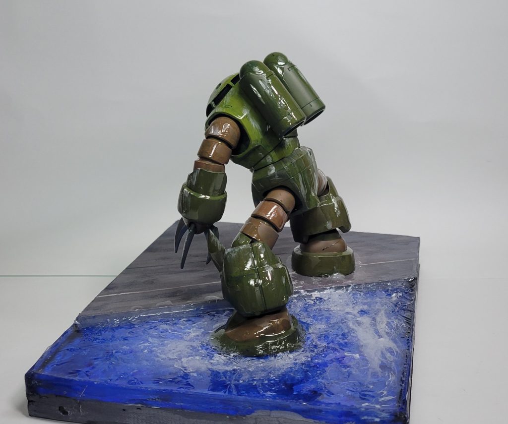 本体の濡れ感はウェザリングペーストのウェットクリアを使っています。右足を海中から出したような波を表現してみました。