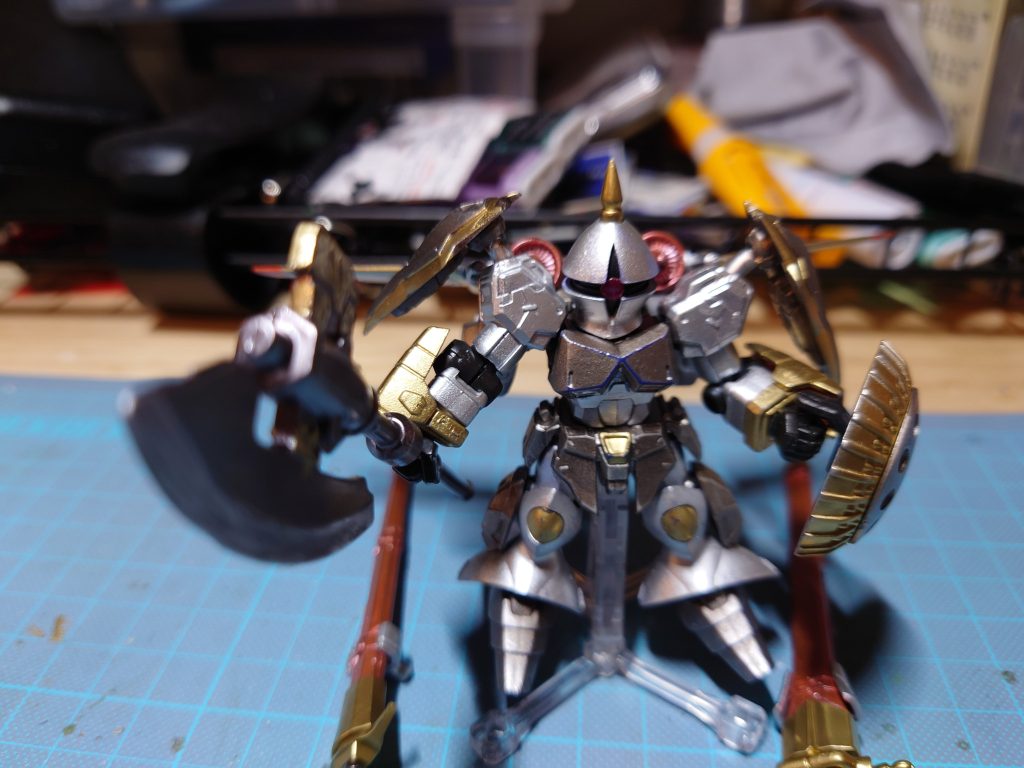 ギャンと言えばナイト、ナイトと言えばシルバー的な発想で塗装してます。