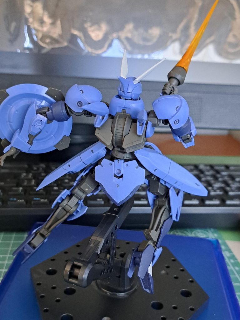 腰アーマーのシールのとこを部分塗装しています。