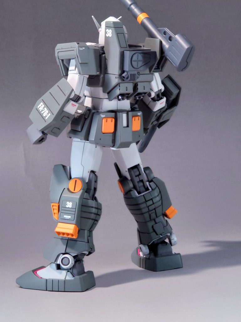 たくましい後ろ姿バックパックのバーニアスラスターらしきパーツは開口してます。