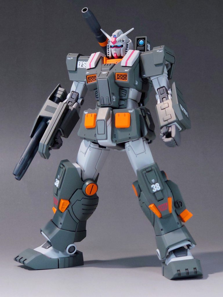 首の肉抜きを埋めたりふくらはぎ横のスラスター部の◯モールドを市販パーツに置き換えた程度でほぼストレートに製作してます。