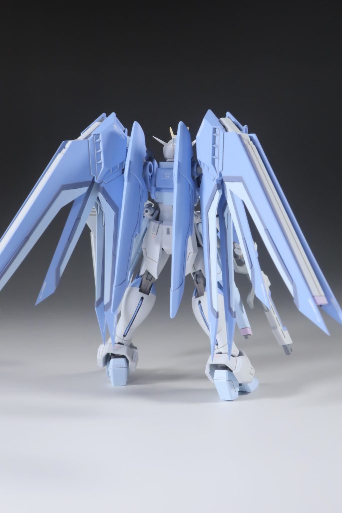 寝そべり変形が好みではなかったので機首になるパーツは外しました。