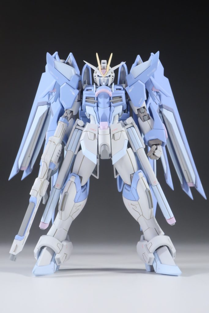 肩アーマーの前面を大きくして肩を上げても関節のチラ見を少なくしました。サーベルの取り付け位置をフリーダムと同じ位置に変更して素立ちしたときに腕が外に広がりすぎないようしました。