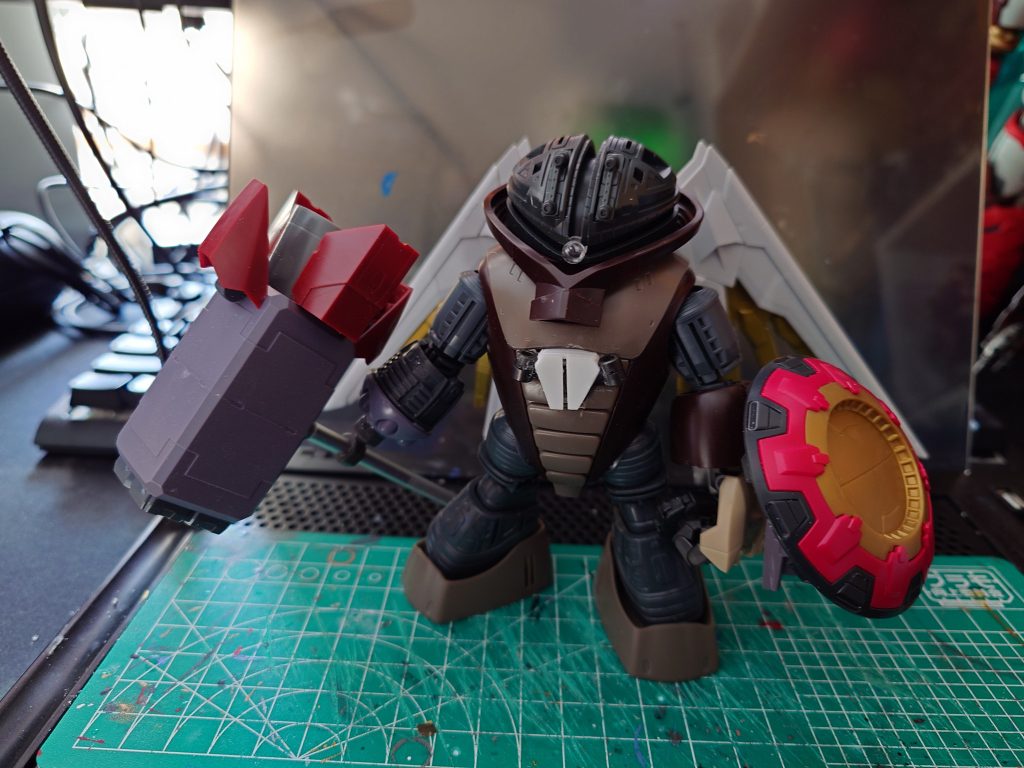 改造中。いろんなパーツを盛ってきてるのがわかりますね。シールドはギャンシュトローム、背中はマイフリ。