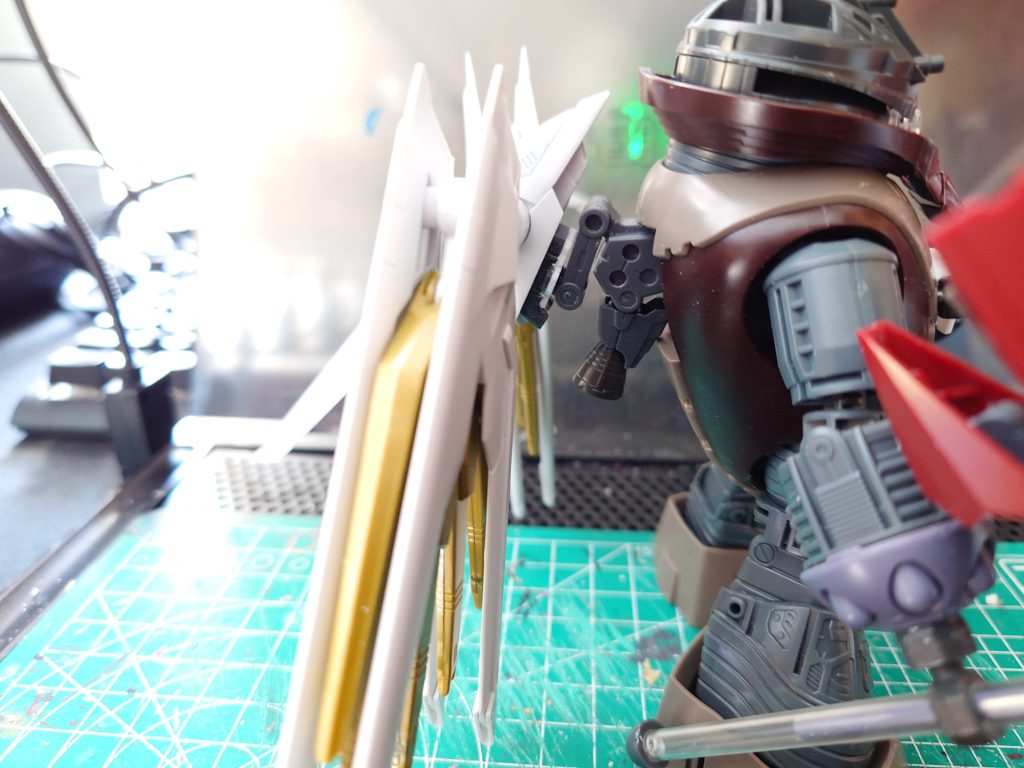 マイフリのバックパックを移植し、プラウドディフェンダーを取り外し可能にしています。ハンマーの柄は細すぎたので手持ちの4mmジョイントとプラ棒でひと回り太くしています。