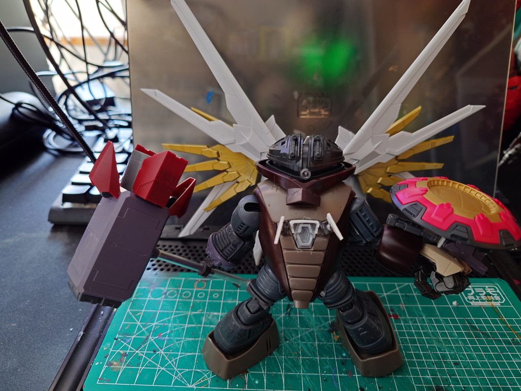 左手はコトブキヤのアクトナックル。ディスラプターはバーニアパーツやらジョイントパーツやらと、プラ板での自作です。ストフリの腹ビームではなく弐式頭部のディスラプターのように開く構造にしたかったので、こうなりました。