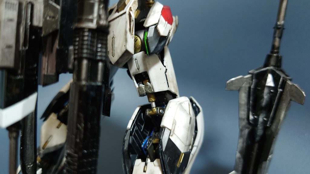 太もも裏も穴開けて、ガンダムフレームが見えるように😌