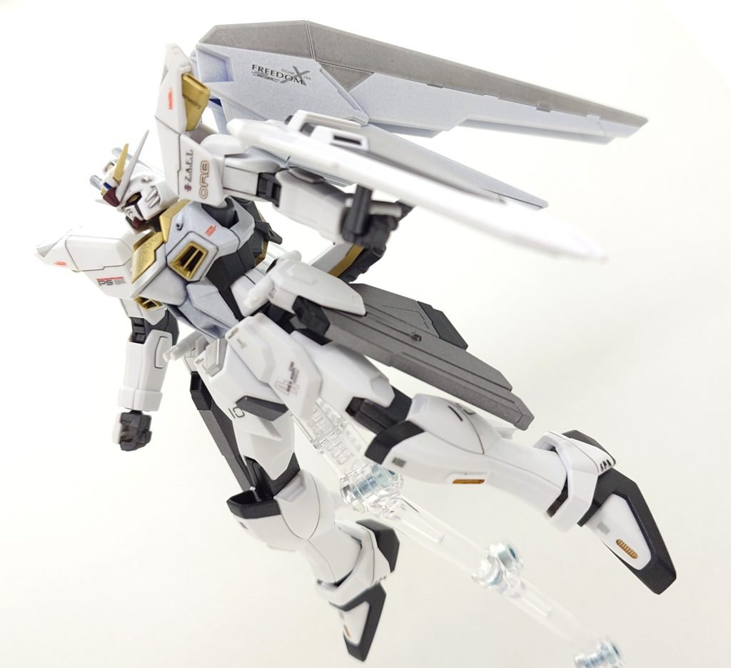 そんなイメージで製作しました(gundam-kao5)カガリが結婚式にフリーダムで登場したら熱いよね。なんてイメージです。しかし写真で見ると、ボディのダークブルーと羽根のブルーが消しきれていませんね。まだまだ未熟ですが、ご容赦ください。