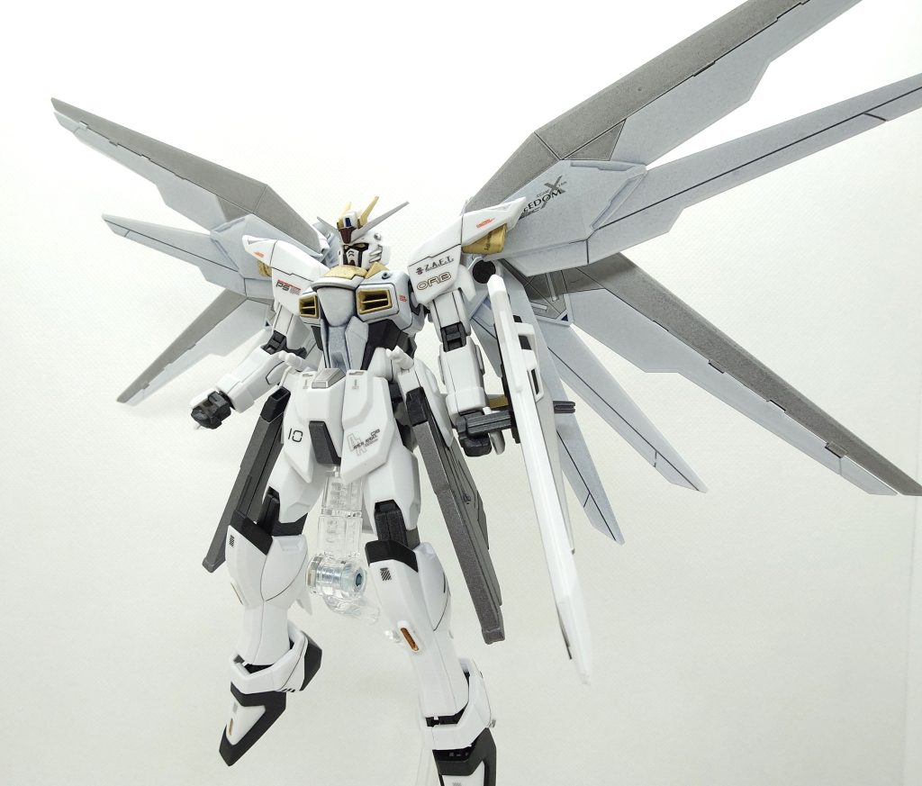 とりあえず、羽根を広げてみました。お祝いの場なので武器は展開していません。SEED系の機体はとにかく羽根が多い(gundam-kao9)羽根の多さで何度心が折れて作業が遅延した事か…