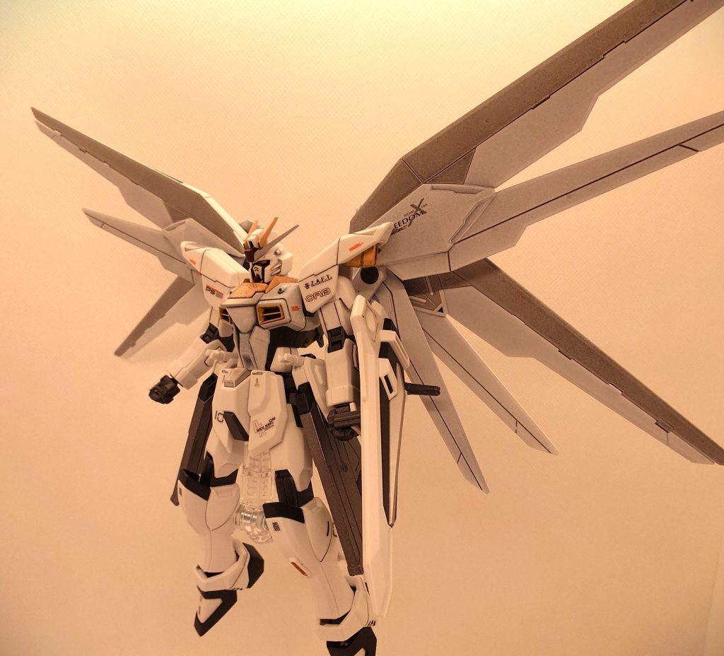 望まぬ形の式とはいえ、かつて結婚式に舞い降りて女性を拉致したMSが、今度は心から愛する者の元へ女性を送り届ける。MSの操縦の所作には父親とも、母親とも違う家族の優しさが感じられた。