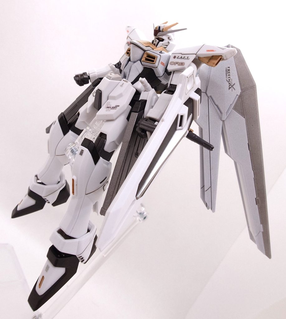 白部は成型色で仕上げました。フリーダム系は機体は好きなのですがプラモデル製作は苦手かもしれません…羽根が多くて…(gundam-kao9)既に沈んでいる艦ですがアークエンジェルの名前を敢えて載せてみました。拙い2次創作にもお付き合い頂き、ありがとうございました。