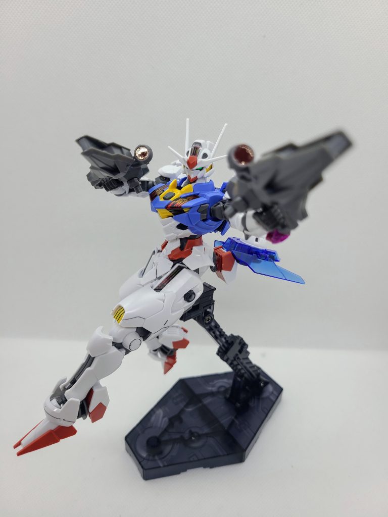 二丁のビームライフルに二本のビームサーベル。ベタだけどシンプルな装備に塗装しようか悩みましたが最初の機体という事で一部の墨入れ位で「こだわり」を出さない方が初心者感があって設定的に良いかな?とメンドクサイ ワケジャナイヨ―