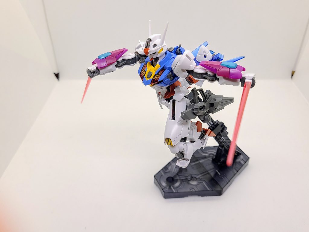 エスカッシャンは無くして変わりに腰には追加で改造したGNドライブを遠隔操作系はバトルに慣れず扱えないのでGNドライブによる単純な機体強化をする感じです!(自分で動かして実際使うとなると当たる気がしねぇ!)短いですがこれで失礼します~。少しずつ強化する予定ですの見守って下さい~(改造しやすくてエアリアルばっかり作っちゃうのが悩み…)