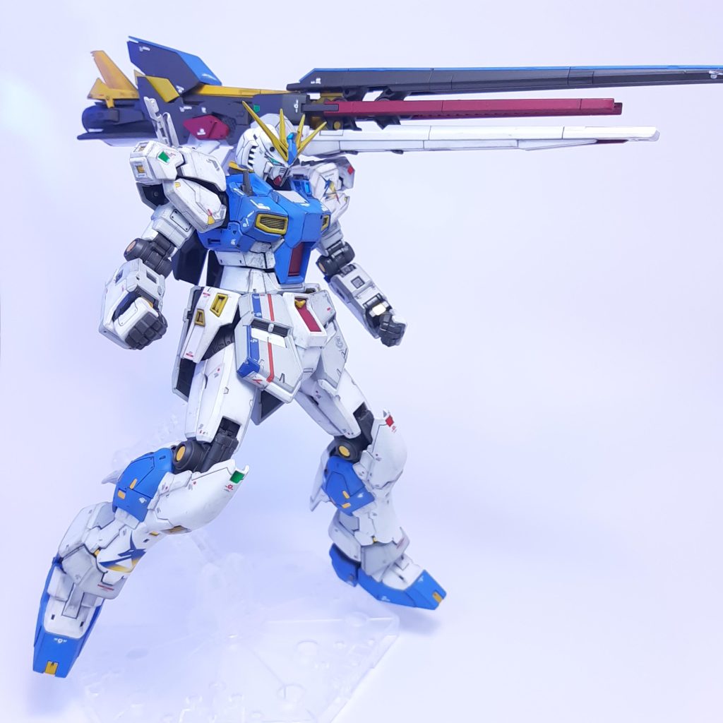 ロングレンジ・フィン・ファンネル射撃ポーズ。ロングレンジ・フィン・ファンネルについては各種異論があると思いますが、僕は素直にかっこいいと思います。とにかく実物大(?)νガンダムが出来たことに感謝!明太子サザビーはどうかなーって思いましたが・・・。