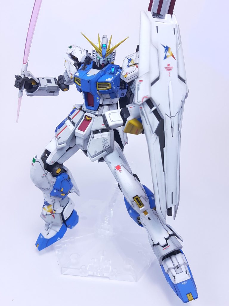 デカールは付属のリアスティックデカールと、最近再版されたRGνガンダムの水転写デカールを貼りました。ちょうどいいタイミングで再版されて良かった!また、最近始まったバンダイのオンライン説明書閲覧サービスも助かりました。最後までご覧いただきましてありがとうございました。