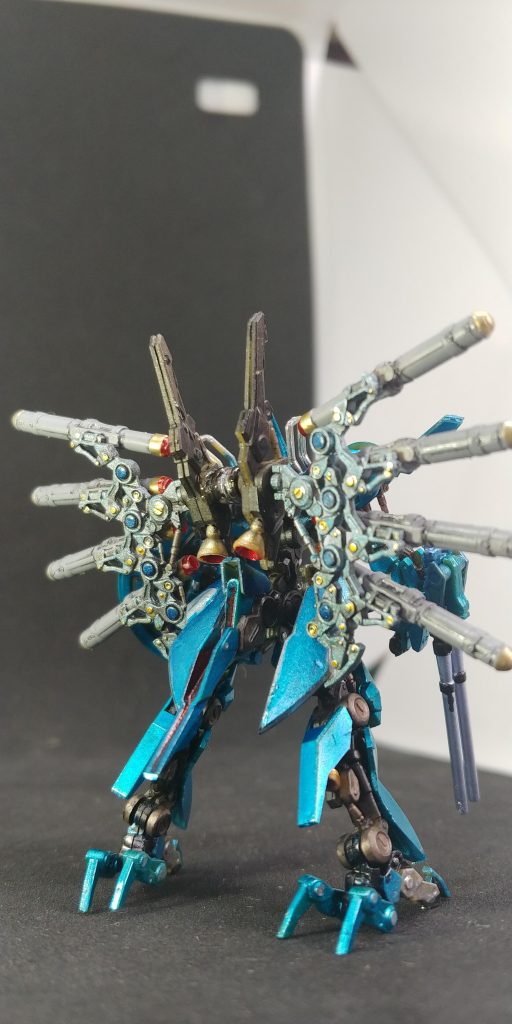 背部のバインダーがなかなかハマってくれず、大変💦接着しようとしても何故か全然くっ着いてくれずで、ようやく着きましたが微妙にぐらつく···怖い 全体的に最後のパーツ合体が上手くはまらず、苦労しお陰で塗装も所々落ちたりくすんだり一応修正塗装もしましたが、ちょっと最初より汚くなったのは残念💧