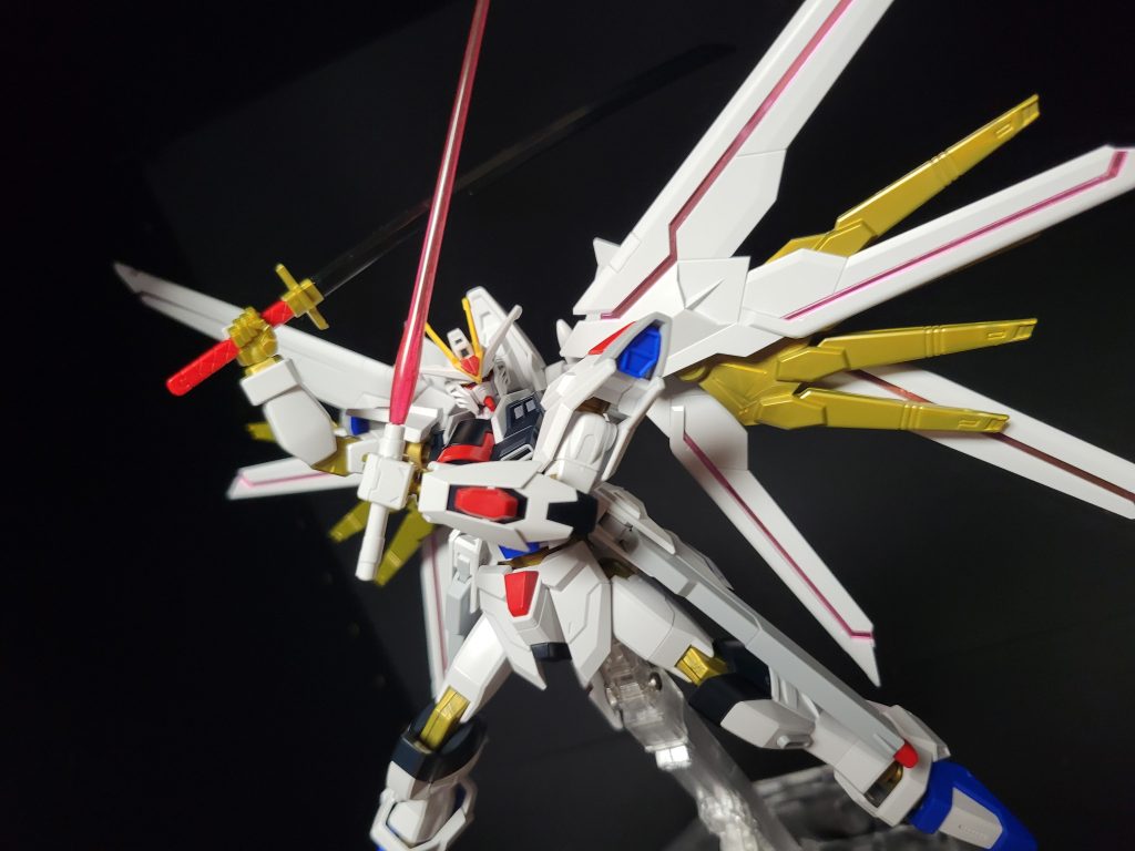 この二刀流で突撃するシーン最高でした!ただ、シールドが縦に付けられないのに気付いてここはちょっと改造ポイントかも?とは思いました。どっちかと言うと映画の方が作画マジックの可能性はありますがw