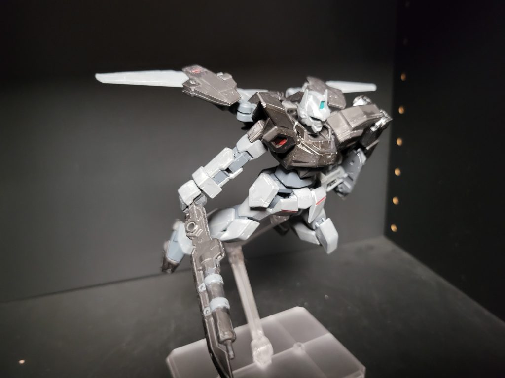 バックパックを縦長にしたのを高機動戦闘用のマニューバ形態って感じですね右手のビームライフル兼実体剣のウルフクローガンを使って近距離戦を仕掛けられる感じです。