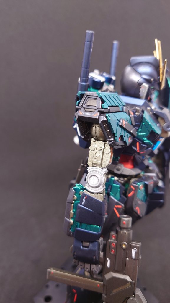 腕部装甲はマグネットを仕込んでいるので着脱できます。