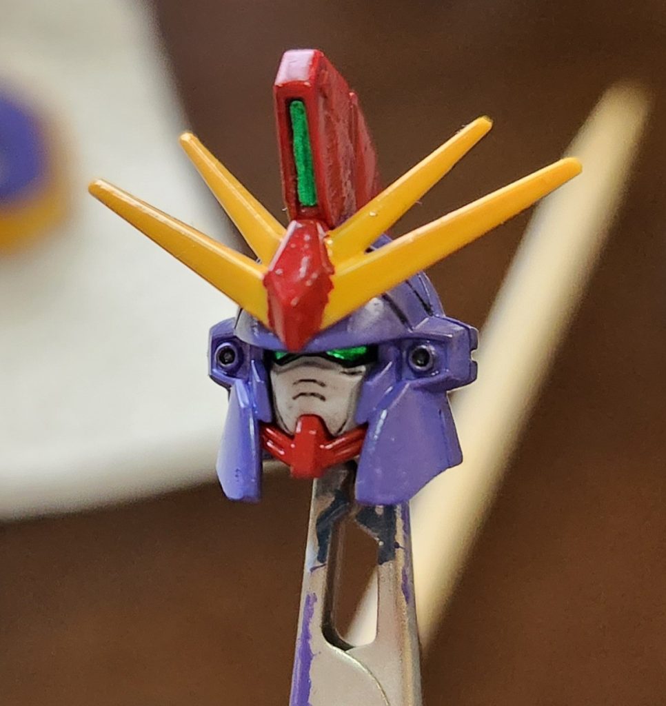 塗装の様子その2。今回は頭部(カメラアイ、センサー)とサブマシンガンのセンサーは付属のシールを使いました。