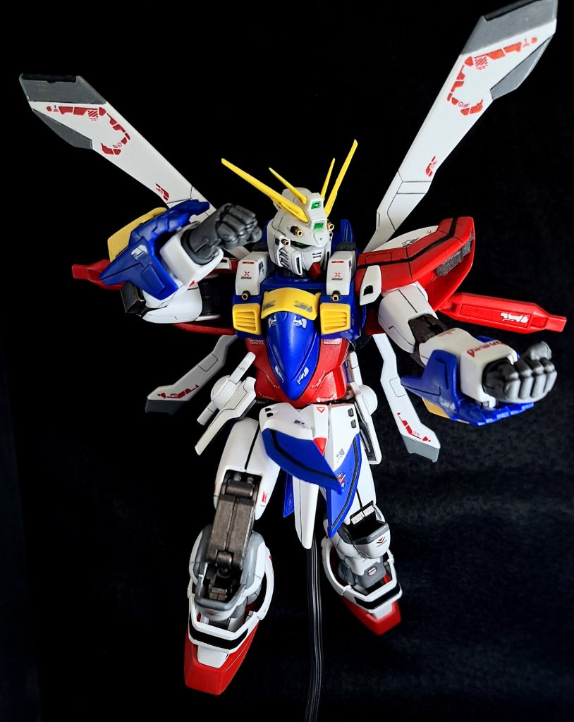 今回の作品で、機体の各所にグレーを足したり、デカールを貼ったりとアレンジを強められたのは、RGゴッドガンダムの存在が大きく影響しています。本当に良いアレンジだったと思います。あと、頭部のバルカンとマシンキャノンの発射口に、ビーズを使ってディテールアップしたのも、個人的なお気に入りポイントです。良い感じに主張が強くなったと感じています。