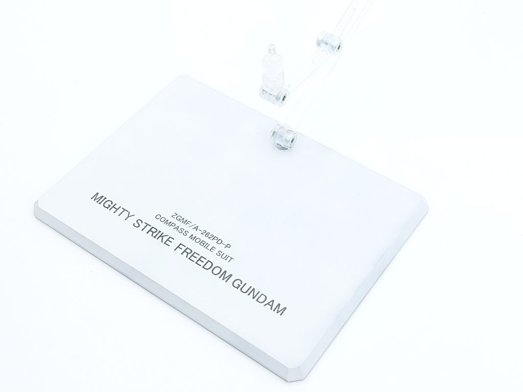 専用台座を自作しましたアクションベース8の不要な穴をパテ埋めして塗装、自作デカールを貼り付けてます