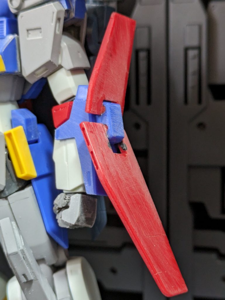 盾の回転軸の半球部分を削ったところですね。