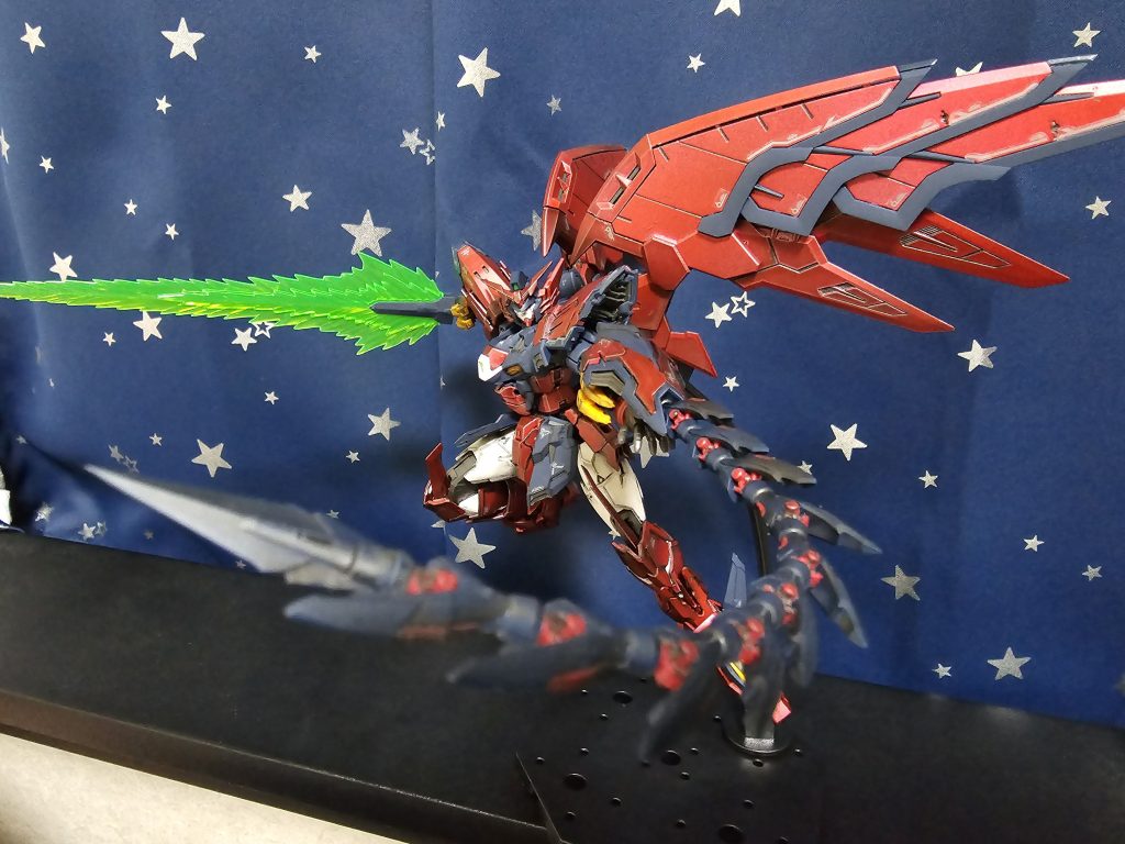 ▲ヒートロッドででポーズ。ＲＧ版オリジナルの翼がかっこいい途中、何度も「塗装せず素組しときゃ良かった」とか思いましたが、そのうち、大分最後の方ですが、コツがつかめて垂れさせず重ね塗りすることが出来ました薄く塗って、約数十秒置いてまた薄く塗るの繰り返し、垂れそうになったら「フーッ」と息を吹き掛けて塗膜を拡散…とパーツごとに多少の色の差がでるのはちょっとどうしようもないですがパーツ紛失にドキドキしながらも無事に組みあがると、「俺のエピオン、カッコいいじゃねーか！」と、報われる達成感がありました