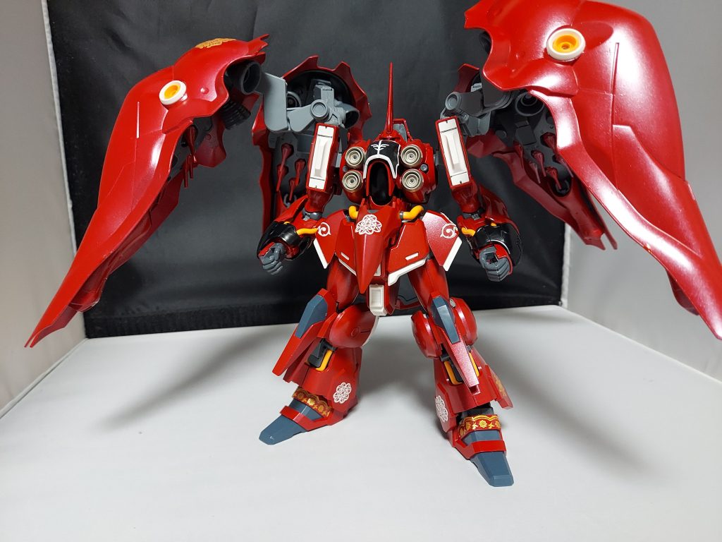 とりあえずプルツーが乗ってたらってことで赤色にしたかったらしいです(^-^)基本赤色にして100均シールをペタペタ