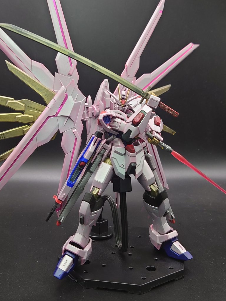 全体下地を灰サフからのMrカラーピンクで施した後にムーンストーンパール・GXホワイトシルバー・ホワイトの混合でグラデ塗装。仕上げはつや消し。 ホントはラクスっぽくうっすらと桃色にしたかったんですが、予想以上にルージュっぽくなったので…