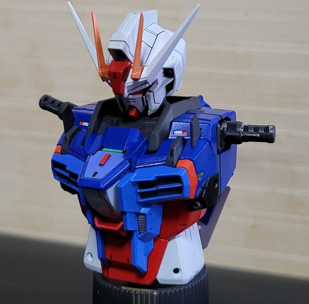 胸部周りの形状変更と塗り分けはめっちゃ頑張りました!!頭部も頬を削ってシャープにしてます!細かい部分ですが自分なりにこだわりました! 以上です、見ていただきありがとうございました😊