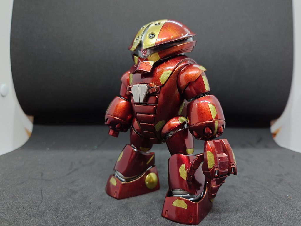 フロントショット。本体は胸部に新兵器あり。全体のカラーは見ての通り、アイアンマンですが、赤多めになったので多分Mk-50あたりのイメージでしょう。左腕にはマニピュレータを追加。